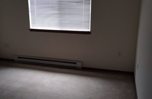 Spokane Apartment | Charming apartment in awesome Spokane with AC. It also has a large living room.