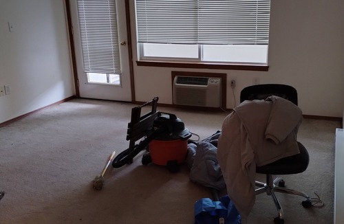 Spokane Apartment | Charming apartment in awesome Spokane with AC. It also has a large living room.