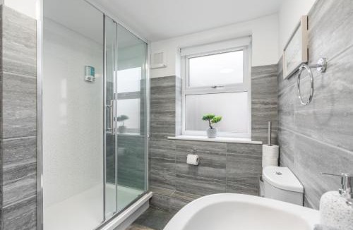 Andover Apartment | Charming Apartment In Andover Town Centre 55' 4K Smart TV Netflix