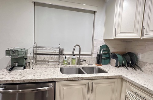Lamanda Park Apartment | Charming apartment in beautiful Pasadena
