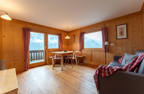 Santa Valburga Apartment | Charming Apartment “Panorama Raffeinhof” with Lake View, Balcony, Terrace & Garden