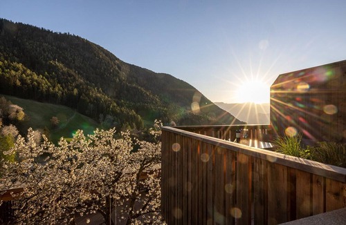 Collepietra Apartment | Charming Apartment “Sonnleiten Sonne Mond u Sterne” with Mountain View