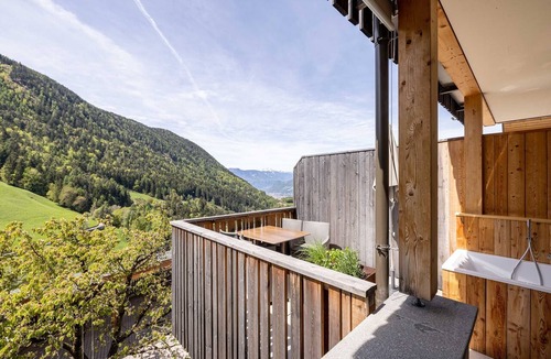 Collepietra Apartment | Charming Apartment “Sonnleiten Sonne Mond u Sterne” with Mountain View