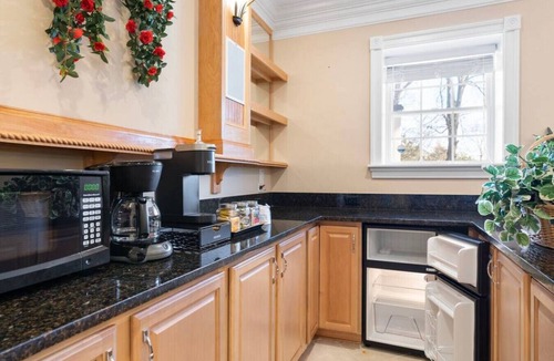 Chantilly Apartment | Charming Apartment Suite, 2 BDR, 1 BATH, Location!
