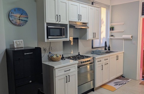 Mero Apartment | Charming apartment with spectacular sunset views and short trip to the beach.