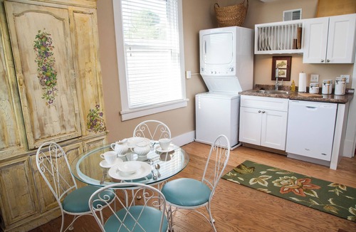 Forest Hills Apartment | Charming apt in lovely east Forest Hills suburb of Pgh w/AC, WiFi US OPEN