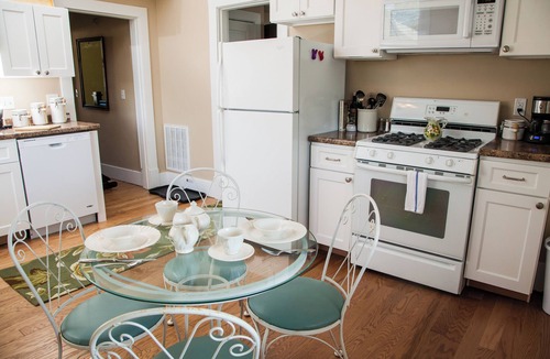 Forest Hills Apartment | Charming apt in lovely east Forest Hills suburb of Pgh w/AC, WiFi US OPEN