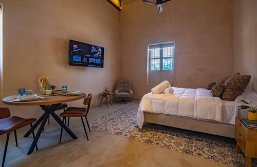 Barrio Centro Hostel | Charming Apt Suite 2 in a Colonial House with Pool
