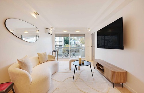 Suresnes Apartment | Charming Apt with AC & balcony