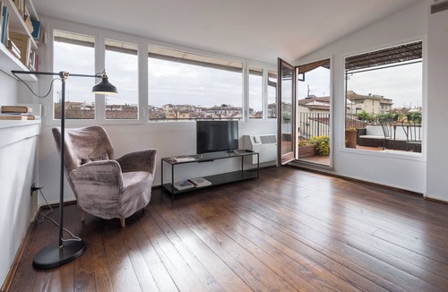 Santa Maria Novella Apartment | CHARMING ATTIC NICHE