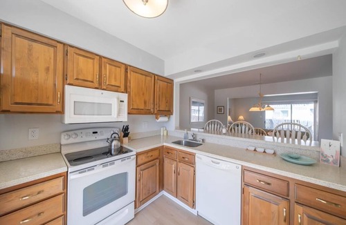 Avalon House | Charming Avalon Townhome with great outdoor living space, convenient to town center, tennis/pickleball courts, and a few short blocks to great beaches.