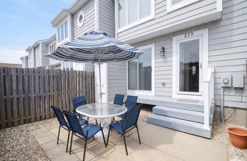 Avalon House | Charming Avalon Townhome with great outdoor living space, convenient to town center, tennis/pickleball courts, and a few short blocks to great beaches.