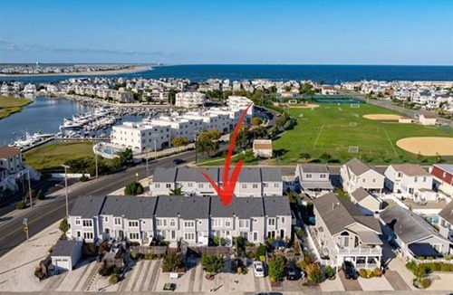 Avalon House | Charming Avalon Townhome with great outdoor living space, convenient to town center, tennis/pickleball courts, and a few short blocks to great beaches.