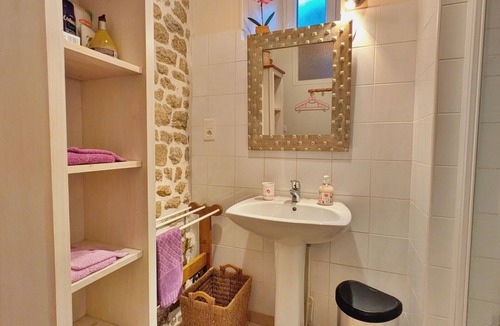 Niort-la-Fontaine Bed & Breakfast | Charming B&B in Historic Niort la Fontaine - Peaceful Stay with Scenic Hikes Nearby