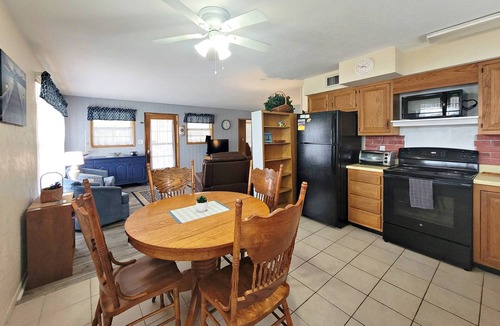 Van Valzah House | Charming Beach Bungalow | Walk to Beach, Pier & Dining | Free Daily Activities Included