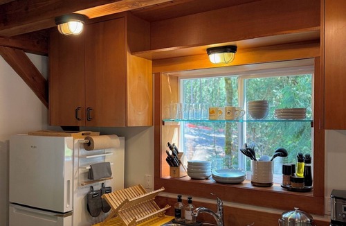 Bainbridge Island Cottage | Charming Bainbridge Island Cottage with Comforts