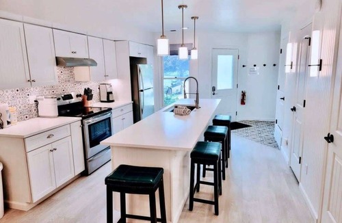 Saugatuck Condo | Charming Bayview - Downtown Condo with pool!