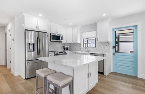 Naples Park House | Charming Beach Bungalow, Perfect for all!