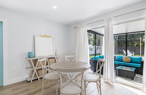 Naples Park House | Charming Beach Bungalow, Perfect for all!