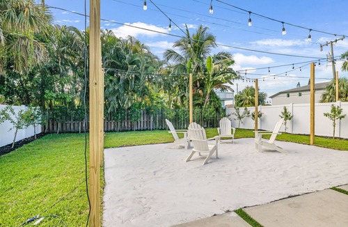 Naples Park House | Charming Beach Bungalow, Perfect for all!