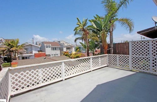 West Newport Cottage | Charming Beach Cottage Duplex-Huge Upper Level