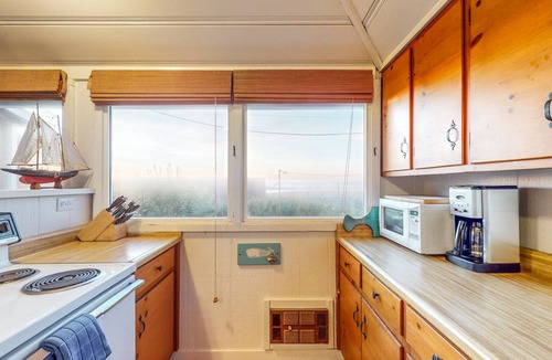 Salmon Creek House | Charming beach cottage with an ocean view, WiFi, gas fireplace, & full kitchen