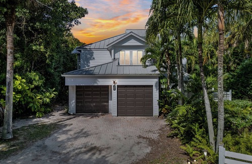 Summerplace Cottage | Charming Beach Cottage, 100 Steps to the Beach. Pet friendly. King Bed.