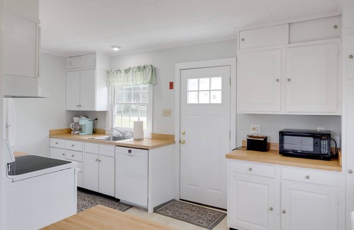 Brewster House | Charming Beach Cottage - Walk To Beach