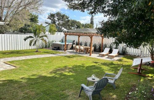 Central Naples House | Charming Beach Cottage with Hot Tub only 1 Mile to Gulf!
