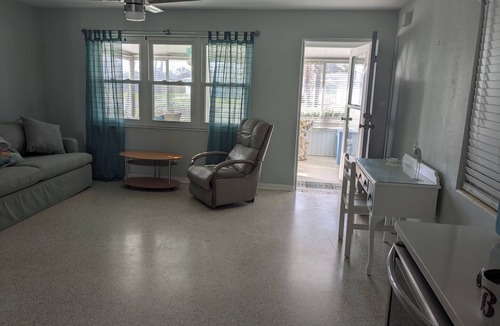 Roberta Heights In Oakdale Park House | Charming beach house in Ormond By The Sea. Third house from the beach. 2B/2B