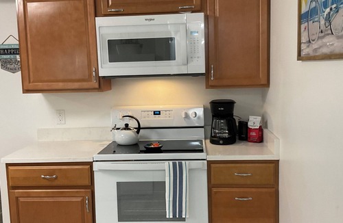 Norfolk Condo | Charming Beach house 2-bedroom in lovely upscale rolling hills area Norfolk!
