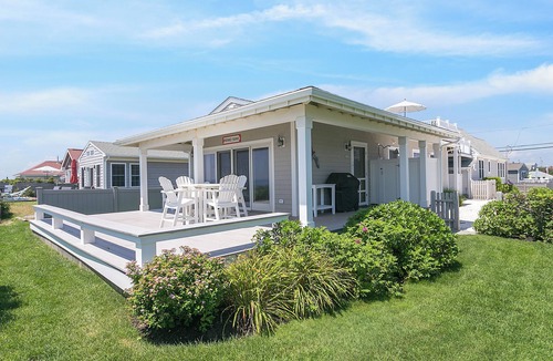 Matunuck Cottage | CHARMING BEACH FRONT COTTAGE IN MATUNUCK, RI