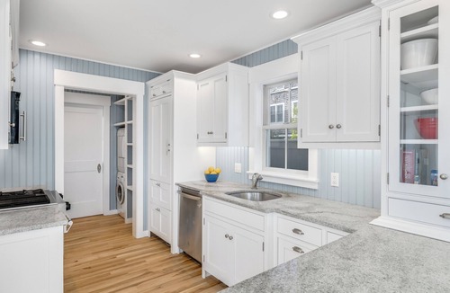 Provincetown Cottage | Charming Beachfront 1 Bedroom, 1 Bath Cottage – Near West End. Stunning Views!