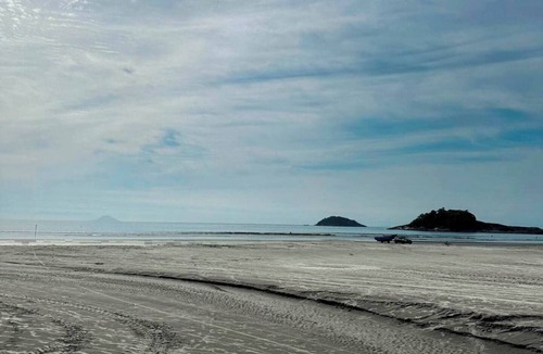 Indaia Apartment | Charming beachfront guesthouse on Pedra Selada Beach, perfect for relaxing!