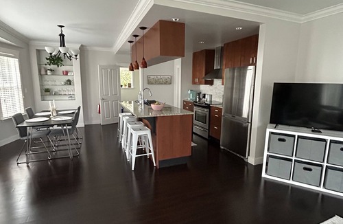 Fairfield House | Charming Beachside Retreat Steps from Dallas Rd, Beacon Hill Park, Cook St. Vill