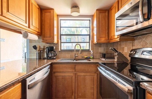Indialantic Condo | Charming Beachside Escape Patio Parking