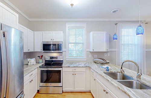 Port St. Joe Cottage | Charming beachside cottage with shared hot tub & short walk to beaches - dog OK
