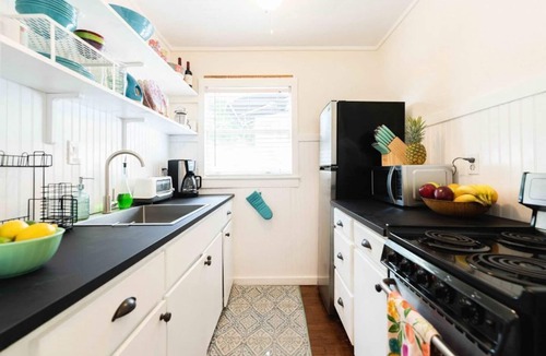 Parrot Cove Cottage | Charming Beachy-Bohemian Cottage in Historic Area.