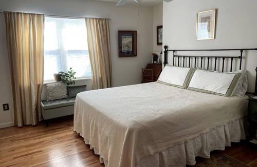 Elkhorn Cabin | Charming Bed and Breakfast Accommodation near Lake Geneva, Wisconsin