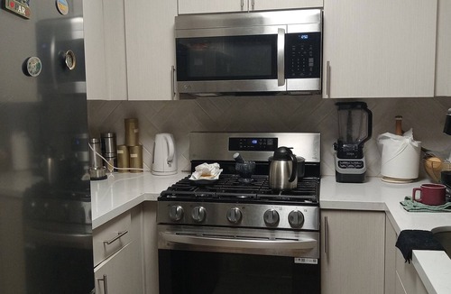 Simi Valley Bed & Breakfast | Charming bed & breakfast in delightful Simi Valley with WiFi, fitness room.