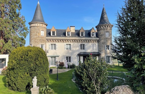 Saint-Genest-Lerpt Bed & Breakfast | Charming bed and breakfast in a château with breakfast included