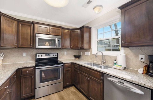 North Belmont House | Charming Belmont Retreat - 3 beds & Private Yard