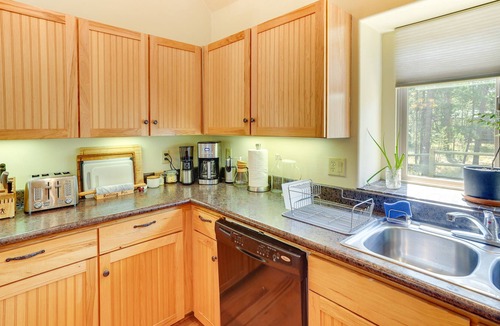 Oregon Water Wonderland Cabin | Charming Bend Cabin w/ Private Hot Tub & Fire Pit!