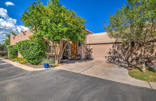 Camelback East House | Charming Biltmore Cottage