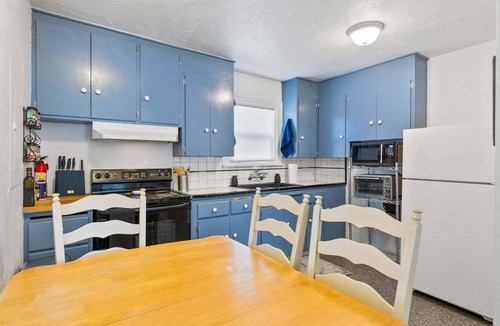 Market District House | Charming Blue Bungalow in Eugene, 2BR/1BA, pet-friendly, close to downtown & Autzen.