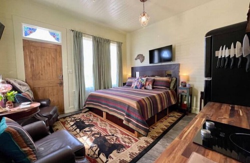 De Beque Hotel | Charming Boutique Hotel with Private Hot Tub