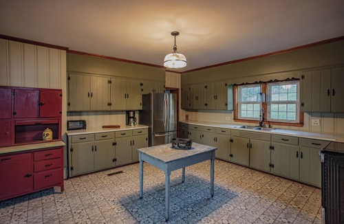Rockbridge Baths House | Charming Brick Farmhouse w/Wraparound Porch in Brownsburg VA! WIFI & AC