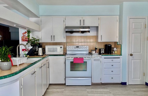 Burnaby House | Charming Bright 3BR House - Upper Level Suite
