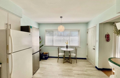 Burnaby House | Charming Bright 3BR House - Upper Level Suite