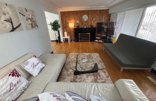 Burnaby House | Charming Bright 3BR House - Upper Level Suite